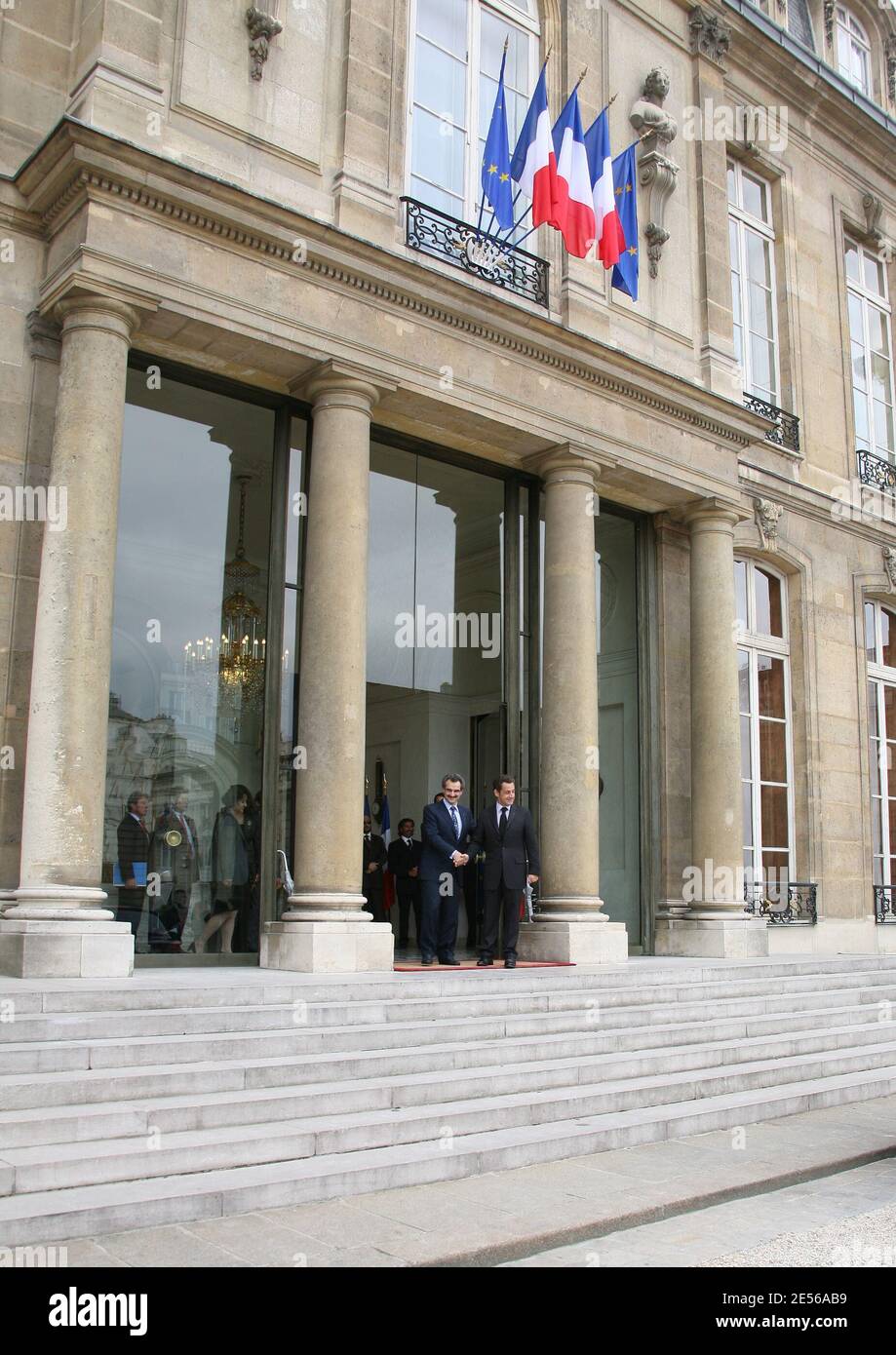 Der französische Präsident Nicolas Sarkozy empfängt den saudischen Prinzen Alwaleed bin Talal bin Abdulaziz Al Saud am 16. Juli 2008 im Elysee-Palast in Paris. Foto von Denis Guignebourg/ABACAPRESS.COM Stockfoto