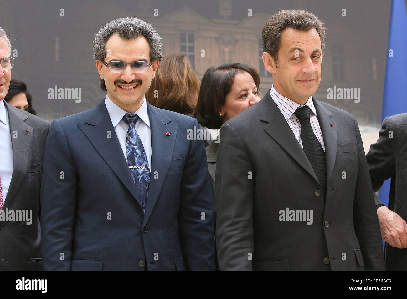 Der Saudi-arabische Prinz Alwaleed bin Talal bin Abdul aziz Al Saud und der französische Präsident Nicolas Sarkozy hinter dem ersten Stein der zukünftigen islamischen Kunstabteilung des Louvre-Museums im Louvre-Museum in Paris, Frankreich, am 16. Juli 2008 während der Zeremonie zur Eröffnung der Werke. Foto von Pierre Villard/Pool/ABACAPRESS.COM Stockfoto