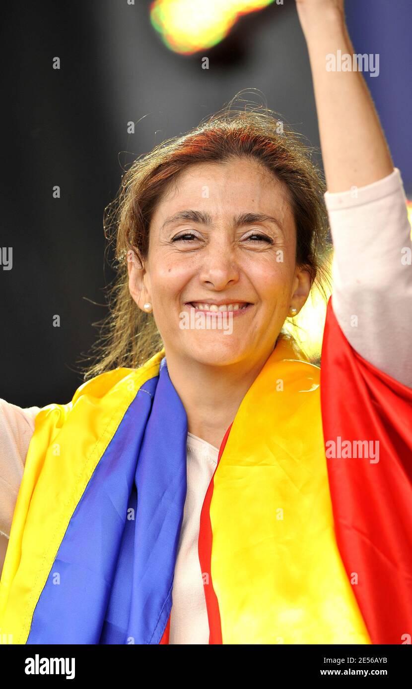 Die französisch-kolumbianische Politikerin und ehemalige Geisel Ingrid Betancourt nimmt am 20. Juli 2008 am Trocadero in Paris, Frankreich, am Konzert für die Freiheit Teil. Foto von Christophe Guibbaud/ABACAPRESS.COM Stockfoto