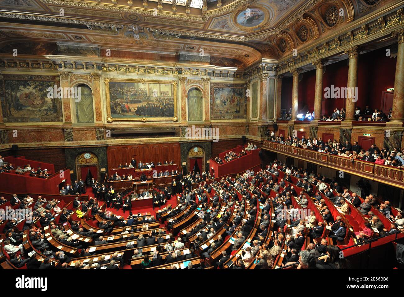 Französische Abgeordnete und Senatoren nehmen am 21. Juli 2008 an einem Sonderkongress der beiden Parlamentsgebäude im Schloss Versailles, außerhalb von Paris, Frankreich, Teil, um über die Pläne des französischen Präsidenten Nicolas Sarkozy zur Neufassung der Verfassung abzustimmen. Französische Gesetzgeber versammeln sich für eine vorbildbare Abstimmung über Sarkozys Pläne, wobei die Oppositionssozialisten davor warnen, dass das Projekt Frankreich in eine "Monokratie" verwandeln würde. Der Gesetzentwurf würde eine zweizeitige Grenze für Präsidenten festlegen, dem parlament ein Veto über einige Präsidentschaftswahlen geben, die Kontrolle der Regierung über das ausschusssystem des parlaments beenden und es dem parlament ermöglichen, es festzulegen Stockfoto