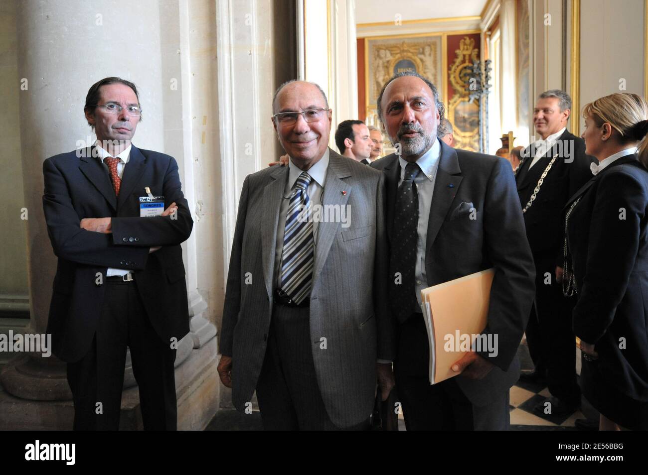 Die französischen Abgeordneten Serge Dassault und sein Sohn Olivier Dassault nehmen am 21. Juli 2008 an einem Sonderkongress beider Parlamentsgebäude im Schloss Versailles, außerhalb von Paris, Frankreich, Teil, um über die Pläne des französischen Präsidenten Nicolas Sarkozy zur Neufassung der Verfassung abzustimmen. Französische Gesetzgeber versammeln sich für eine vorbildbare Abstimmung über Sarkozys Pläne, wobei die Oppositionssozialisten davor warnen, dass das Projekt Frankreich in eine "Monokratie" verwandeln würde. Der Gesetzentwurf würde eine zweizeitige Grenze für Präsidenten festlegen, dem parlament ein Veto über einige Präsidentschaftswahlen geben, die Kontrolle der Regierung über das ausschusssystem des parlaments beenden Stockfoto