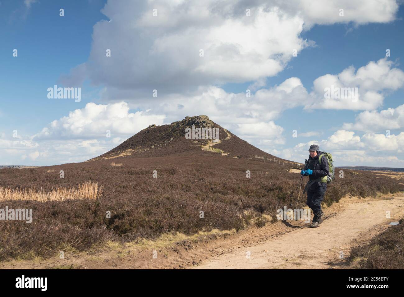 Ein Spaziergänger in der Nähe von Win Hill im Peak District. Stockfoto