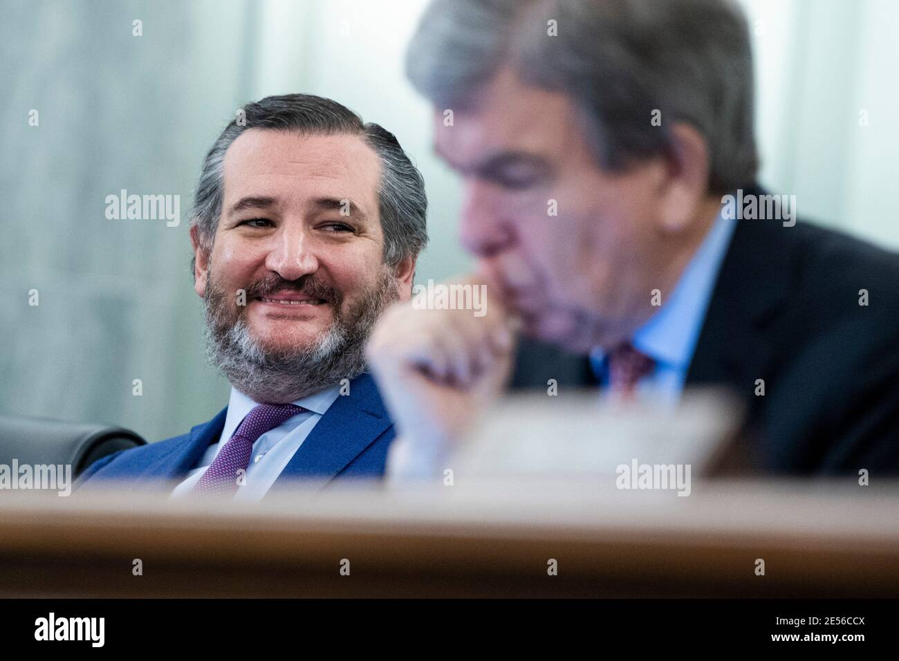 Washington, USA. Januar 2021. VEREINIGTE STAATEN - JANUAR 26: SENS. Ted Cruz, R-Texas, links, und Senator Roy Blunt, R-Mo., nehmen am Dienstag, den 26. Januar 2021, an der Bestätigungsverhandlung des Senats für Handel, Wissenschaft und Transport für Gina Raimondo, Nominierte für das Handelsministerium, im Russell Senate Office Building in Washington, DC Teil. (Foto von Tom Williams/Pool/Sipa USA) Quelle: SIPA USA/Alamy Live News Stockfoto