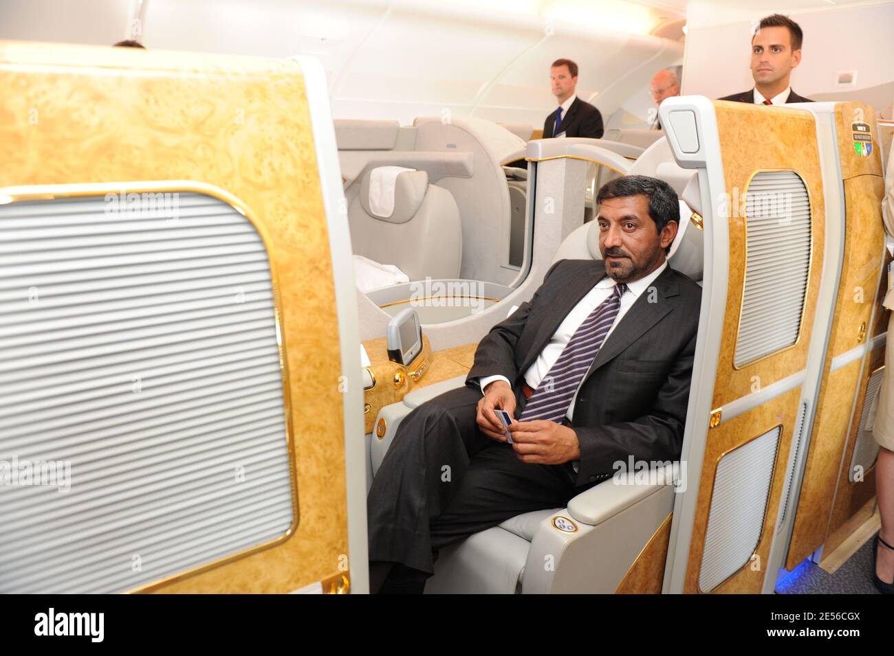 Emirates Chairman und CEO Sheikh Ahmed bin Saeed Al Maktoum im Emirates Airlines A6-EDA A380 bei der Übergabe des ersten Airbus A380 an die arabische Fluggesellschaft 'Emirates' im Airbus-Werk in Hamburg am 28. Juli 2008. Der erste Linienflug wird am 01. August von Dubai nach New York stattfinden. Emirates hat 58 A380 bestellt, das derzeit das größte Passagierflugzeug der Welt ist. Foto von Ammar Abd Rabbo/ABACAPRESS.COM Stockfoto