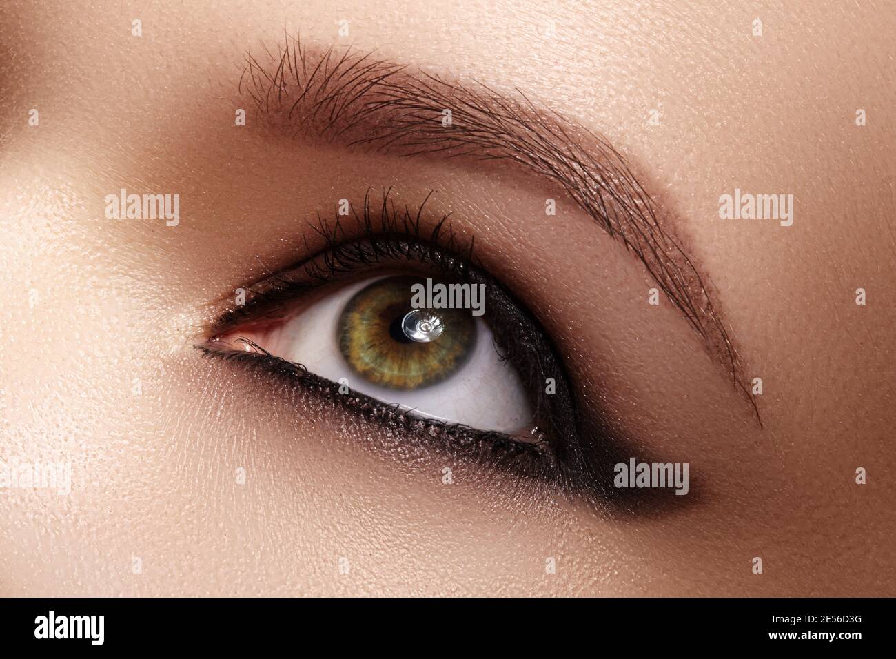 Dunkler Eyeliner Stockfotos Und Bilder Kaufen Alamy