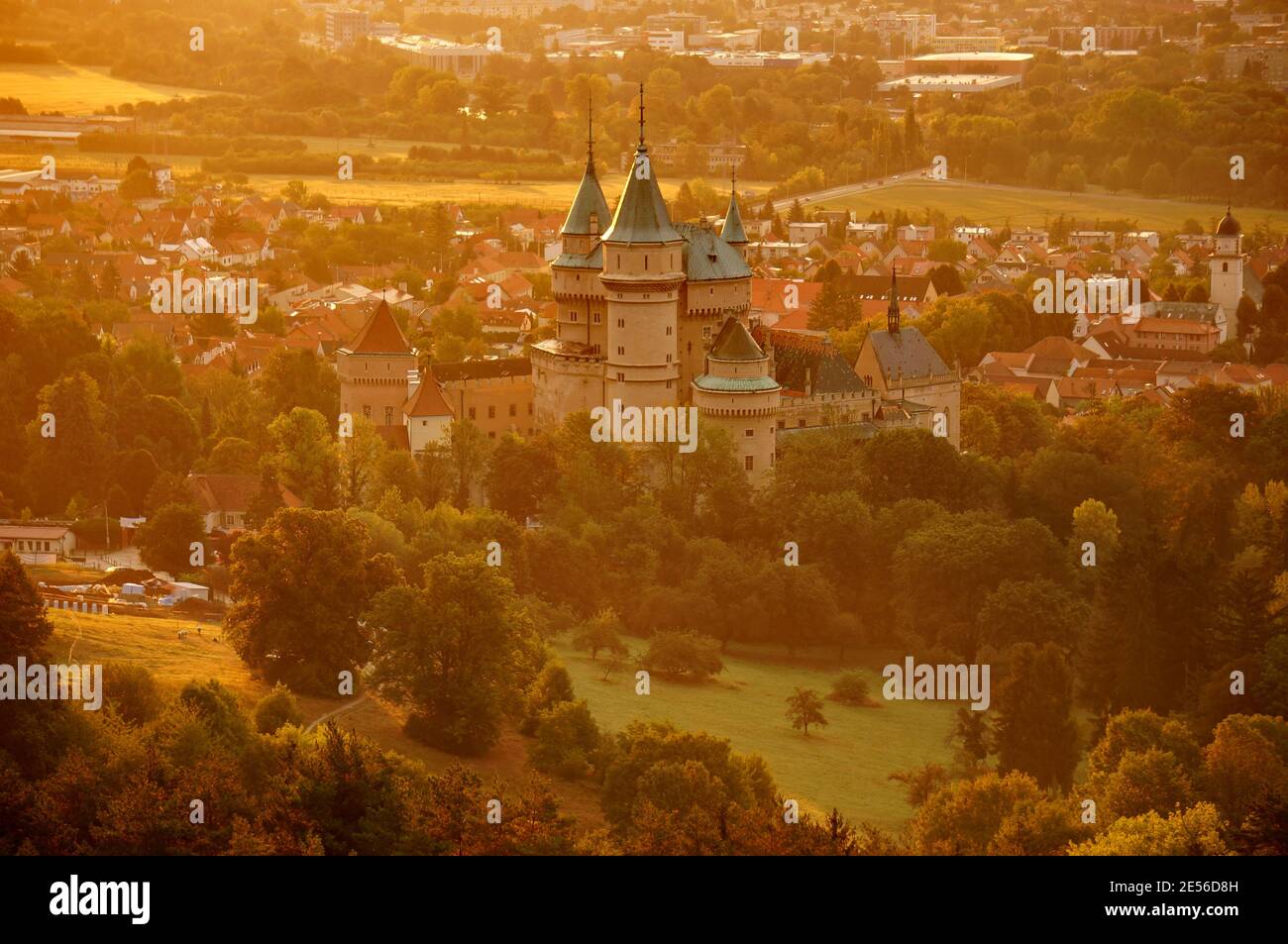 Nahaufnahme von Schloss Bojnice in der Slowakei in einem warmen Gelbes Morgenlicht Stockfoto