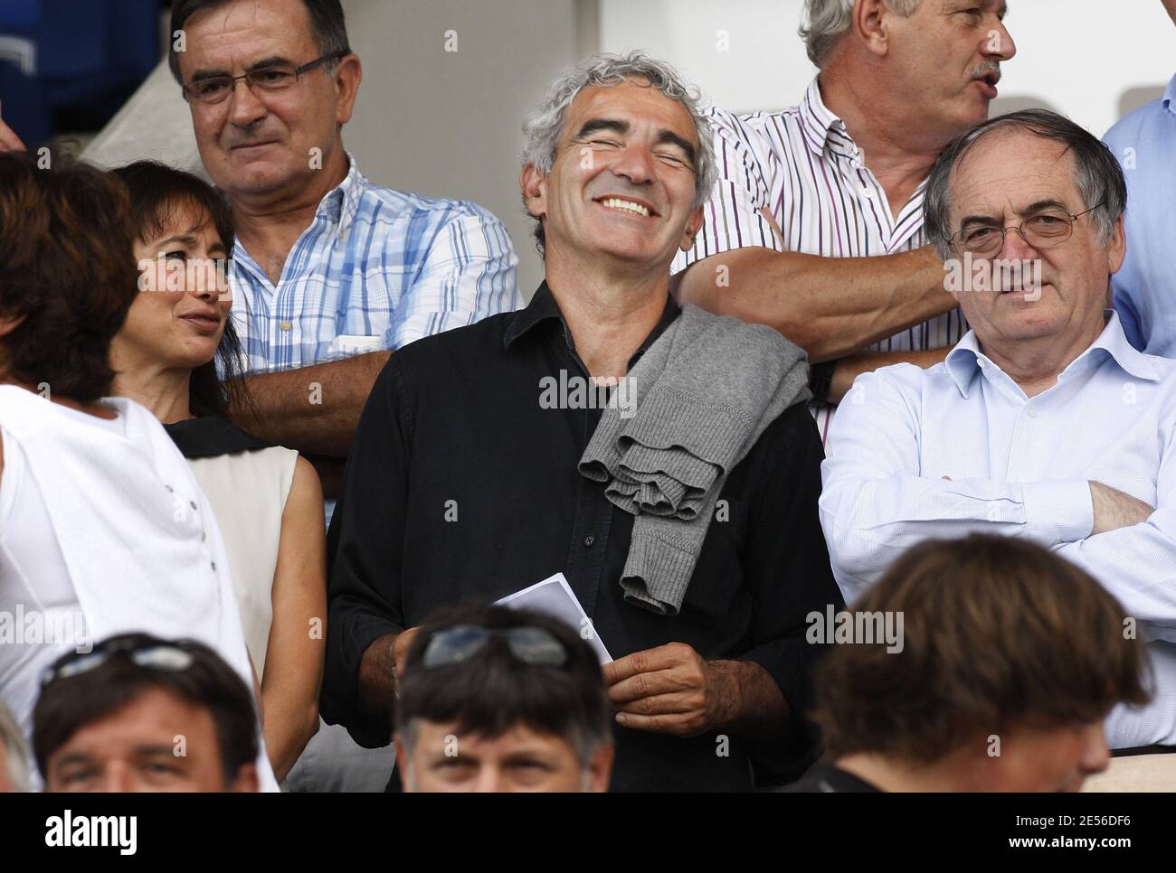 Frankreichs Trainer Raymond Domenech steht vor der "Champion's Trophy", Bordeaux gegen Lyon, am 2. August 2008 im Chaban Delmas Stadion in Bordeaux, Frankreich. Das Spiel endete in einem Unentschieden von 0-0 und Bordeaux besiegt 5-4, Lyon in der Elfmeterschießen. Foto von Patrick Bernard/Cameleon/ABACAPRESS.COM Stockfoto