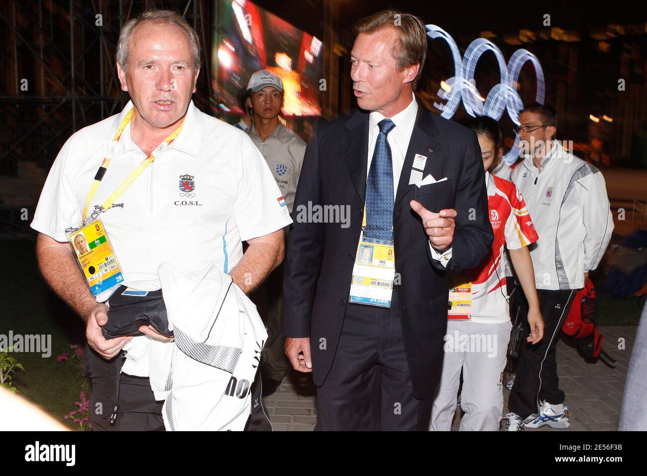 Großherzog von Luxemburg mit Olympic Cyclism Trainer Kim Kirchen nimmt an einer Flaggenanhebung im Vorfeld der Olympischen Spiele 2008 in Peking, China, am 5. August 2008 Teil. Foto von Guy Wolff/ABACAPRESS.COM Stockfoto