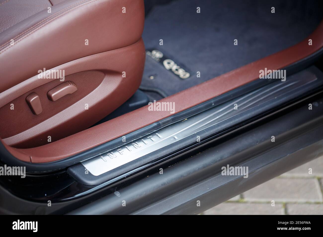 Fahrzeuginnenraum. Innenverkleidung der Autotüren. Innenraum des Autos aus  braunem Leder Stockfotografie - Alamy