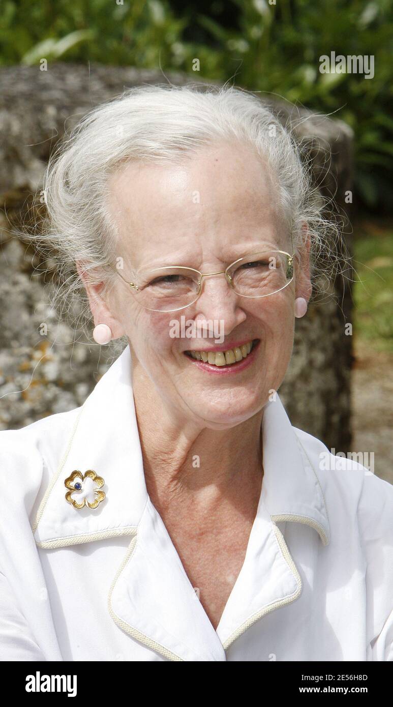 Königin Margrethe II. Von Dänemark posiert während eines Fotoanrufs in ihrer Sommerresidenz 'Chateau de Caix' in der Nähe von Cahors, Frankreich, am 8. August 2008. Das 25 Hektar große Familiengut produziert rund 160,000 Flaschen Cahors Rot- und Weißwein, die auch nach Dänemark, Kanada und Japan exportiert werden. Prinz Henrik von Dänemark ruht nach der Operation seines Arms. Foto von Patrick Bernard/ABACAPRESS.COM Stockfoto