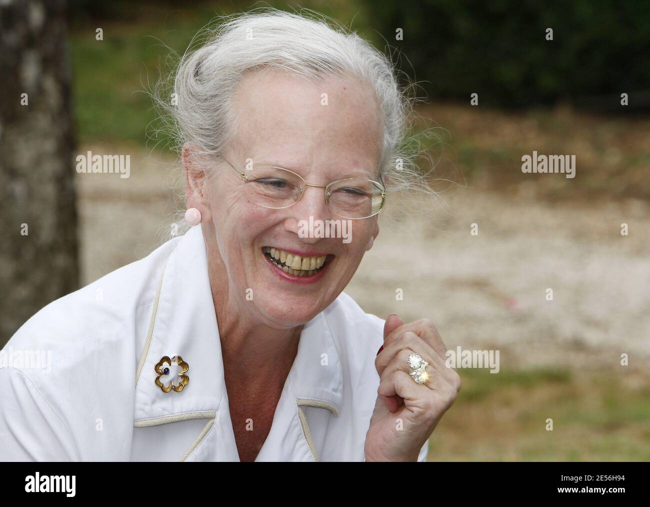 Königin Margrethe II. Von Dänemark posiert während eines Fotoanrufs in ihrer Sommerresidenz 'Chateau de Caix' in der Nähe von Cahors, Frankreich, am 8. August 2008. Das 25 Hektar große Familiengut produziert rund 160,000 Flaschen Cahors Rot- und Weißwein, die auch nach Dänemark, Kanada und Japan exportiert werden. Prinz Henrik von Dänemark ruht nach der Operation seines Arms. Foto von Patrick Bernard/ABACAPRESS.COM Stockfoto