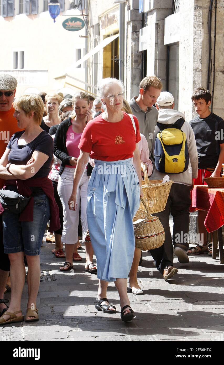 Königin Margrethe II. Von Dänemark läuft am kleinen Markt von Caix-Luzech entlang und kauft während ihres Einkaufens im Südwesten Frankreichs am 09. August 2008 einige Produkte, frisches Gemüse, französischen Käse, Wurstwaren und Foie Gras. Das dänische Königspaar wohnt in seiner Residenz Chateau de Caix in der Nähe von Cahors für die Sommerferien. Foto von Patrick Bernard/ABACAPRESS.COM Stockfoto