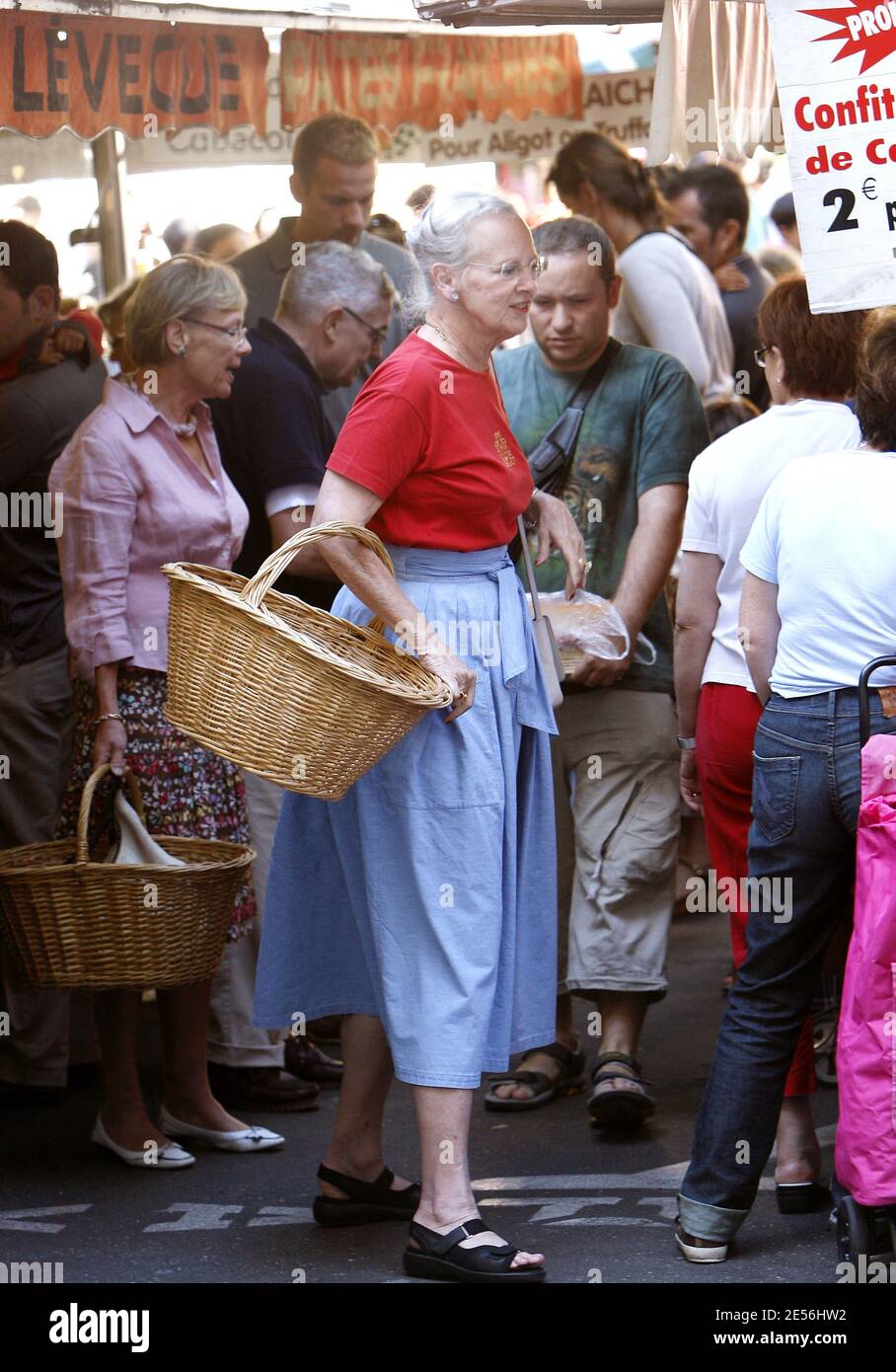 Königin Margrethe II. Von Dänemark läuft am kleinen Markt von Caix-Luzech entlang und kauft während ihres Einkaufens im Südwesten Frankreichs am 09. August 2008 einige Produkte, frisches Gemüse, französischen Käse, Wurstwaren und Foie Gras. Das dänische Königspaar wohnt in seiner Residenz Chateau de Caix in der Nähe von Cahors für die Sommerferien. Foto von Patrick Bernard/ABACAPRESS.COM Stockfoto