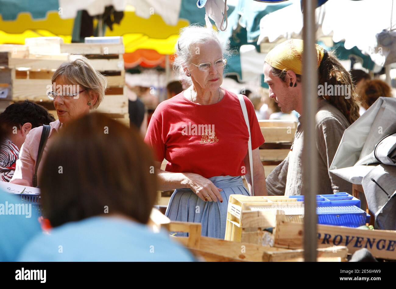 Königin Margrethe II. Von Dänemark läuft am kleinen Markt von Caix-Luzech entlang und kauft während ihres Einkaufens im Südwesten Frankreichs am 09. August 2008 einige Produkte, frisches Gemüse, französischen Käse, Wurstwaren und Foie Gras. Das dänische Königspaar wohnt in seiner Residenz Chateau de Caix in der Nähe von Cahors für die Sommerferien. Foto von Patrick Bernard/ABACAPRESS.COM Stockfoto