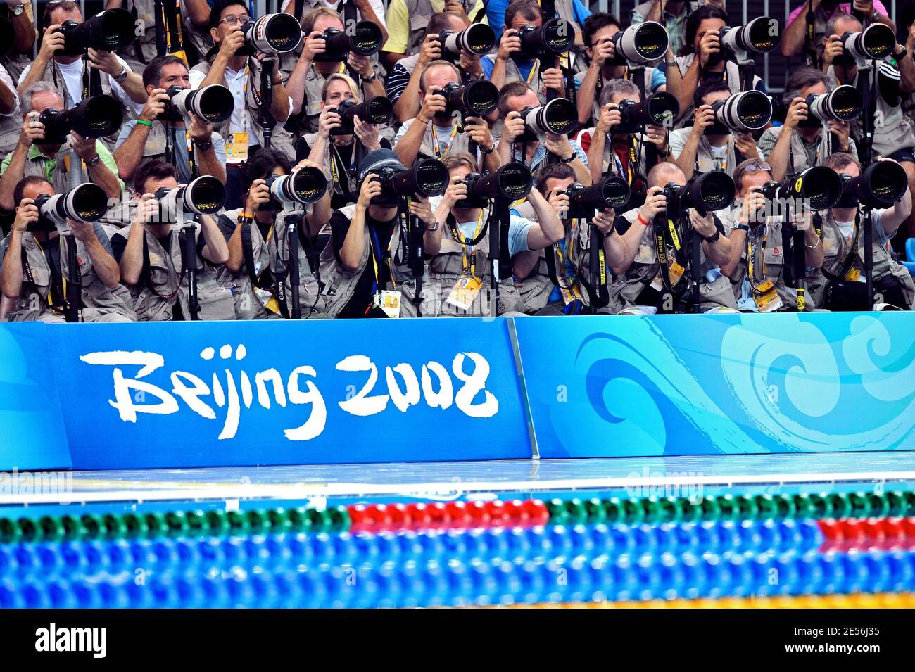 Fotografen während des ersten Schwimmfinales bei der XXIX Olympiade im National Aquatics Center in Peking, China am 10. August 2008. Foto von Gouhier-Hahn-Nebinger/Cameleon/ABACAPRESS.COM Stockfoto