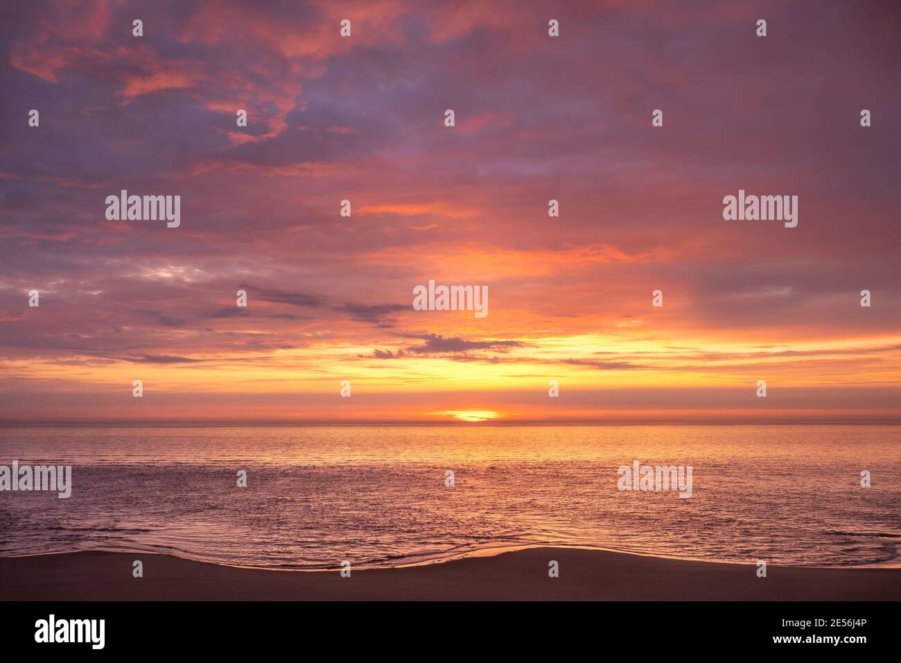 Farbenfroher Sonnenuntergang am Strand. Stockfoto