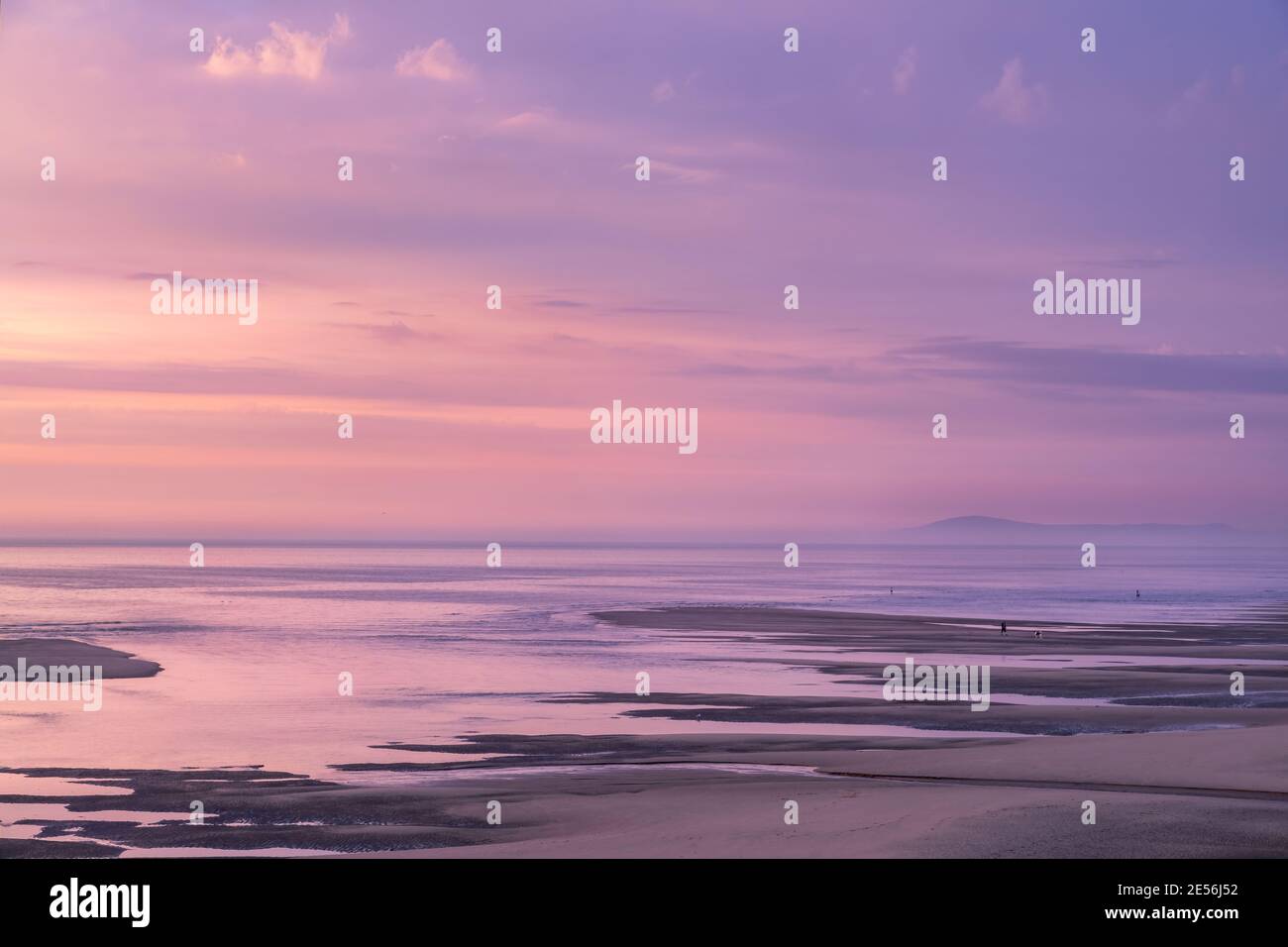 Farbenfroher Sonnenuntergang am Strand. Stockfoto