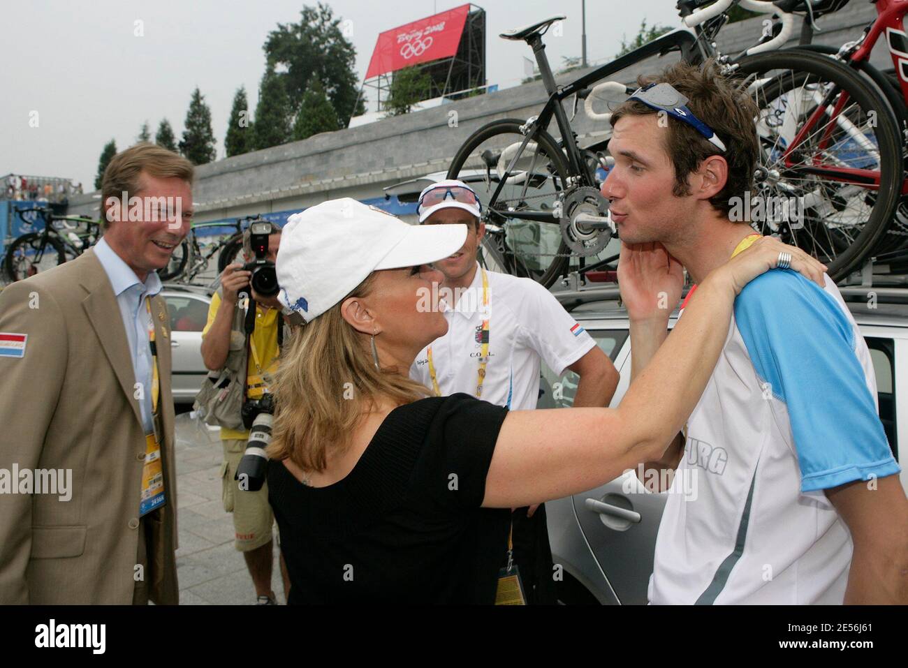Luxemburg Kim Kirchen und Andy Schleck werden von der Großherzogin Maria Teresa von Luxemburg und Großherzog Henri von Luxemburg nach dem Straßenradsportwettbewerb der XXIX. Olympischen Spiele in Peking, China, am 9. August 2008 getröstet. Foto von Guy Wolff/Cameleon/ABACAPRESS.COM Stockfoto