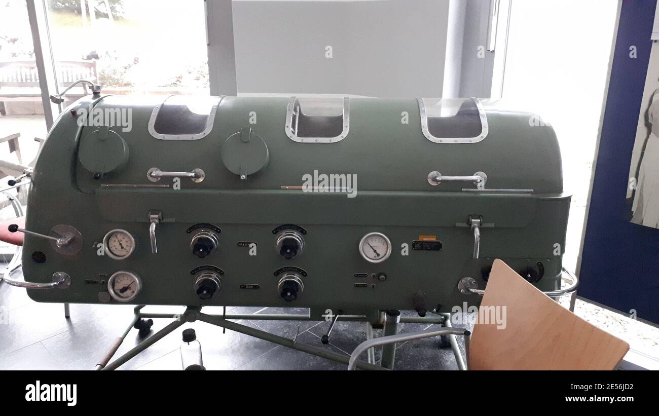 Eine Eiserne Lunge Medilunge war eines der ersten klinischen Geräte, das eine maschinelle Beatmung eines Menschen ermöglicht. Um 1920 entwickelte sie Stockfoto