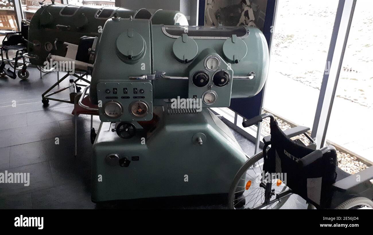Eine Eiserne Lunge Medilunge war eines der ersten klinischen Geräte, das eine maschinelle Beatmung eines Menschen ermöglicht. Um 1920 entwickelte sie Stockfoto