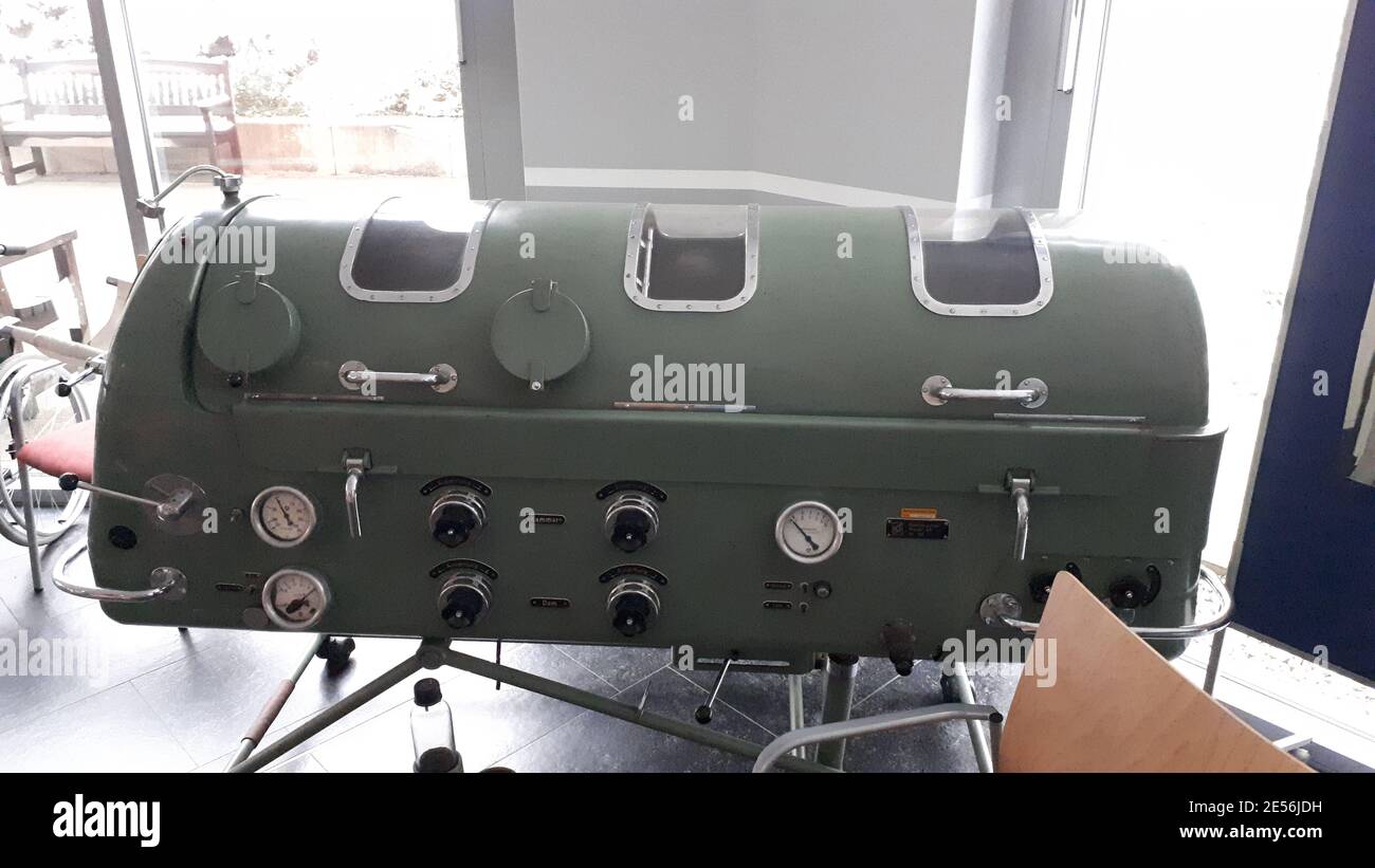 Eine Eiserne Lunge Medilunge war eines der ersten klinischen Geräte, das eine maschinelle Beatmung eines Menschen ermöglicht. Um 1920 entwickelte sie Stockfoto