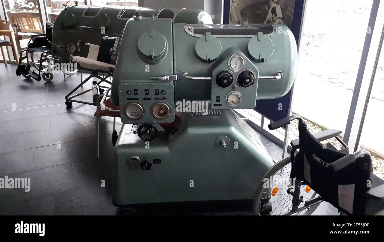 Eine Eiserne Lunge Medilunge war eines der ersten klinischen Geräte, das eine maschinelle Beatmung eines Menschen ermöglicht. Um 1920 entwickelte sie Stockfoto