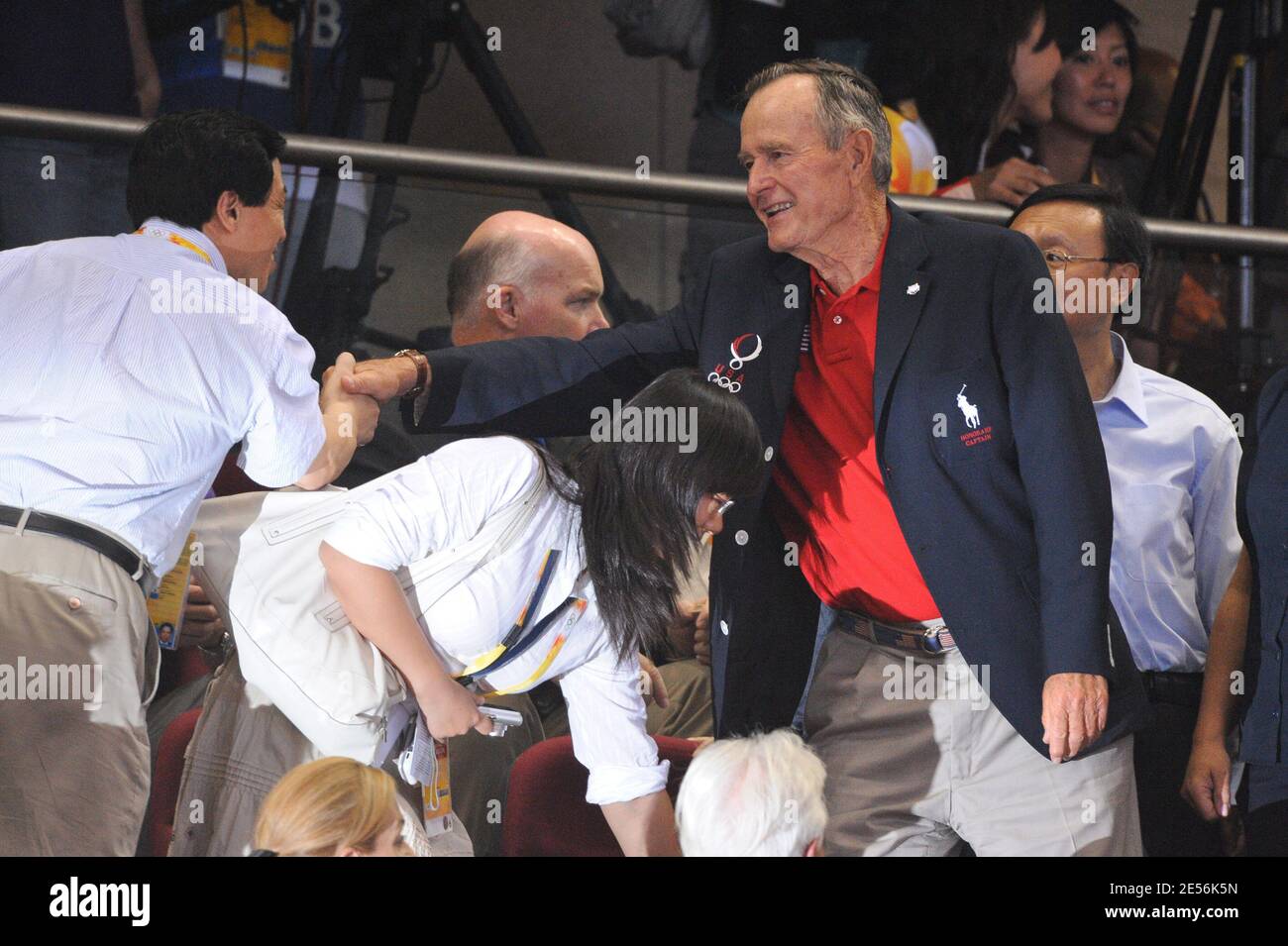 Der ehemalige US-Präsident George Herbert Walker Bush schüttelt sich beim Basketball-Basketballspiel zwischen den USA und China am 10. August 2008 am 2. Tag der XXIX. Olympischen Spiele in Peking, China, mit Außenminister Jang Jiechi die Hand. Foto von Gouhier-Hahn-Nebinger/Cameleon/ABACAPRESS.COM Stockfoto
