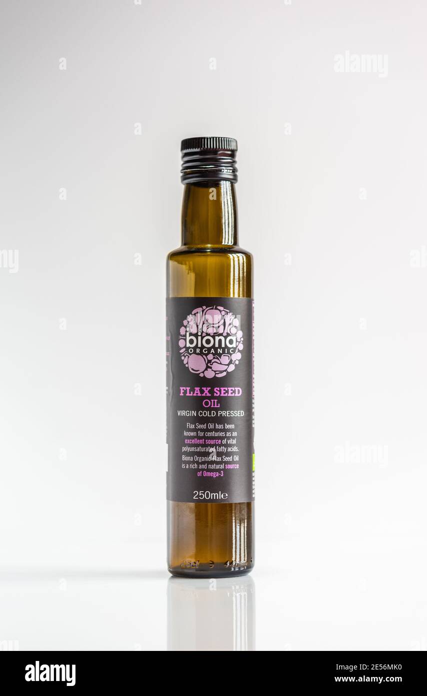 Eine Flasche BIONA Bio Leinsamen Öl gegen Weiß Hintergrund Stockfoto