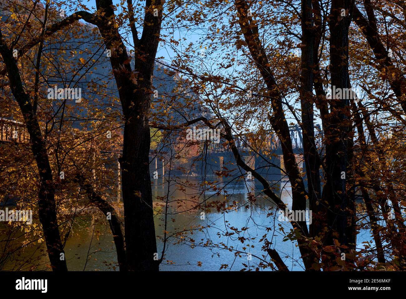 Ein Herbst, Herbstansicht der B&O und Winchester und Potomac Eisenbahnbrücken. Bei Harpers Ferry, West Virginia. Stockfoto