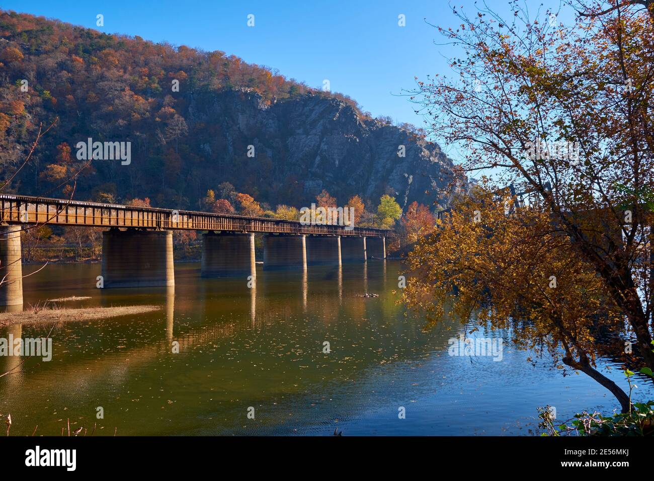 Ein Herbst, Herbstansicht der B&O und Winchester und Potomac Eisenbahnbrücken. Bei Harpers Ferry, West Virginia. Stockfoto