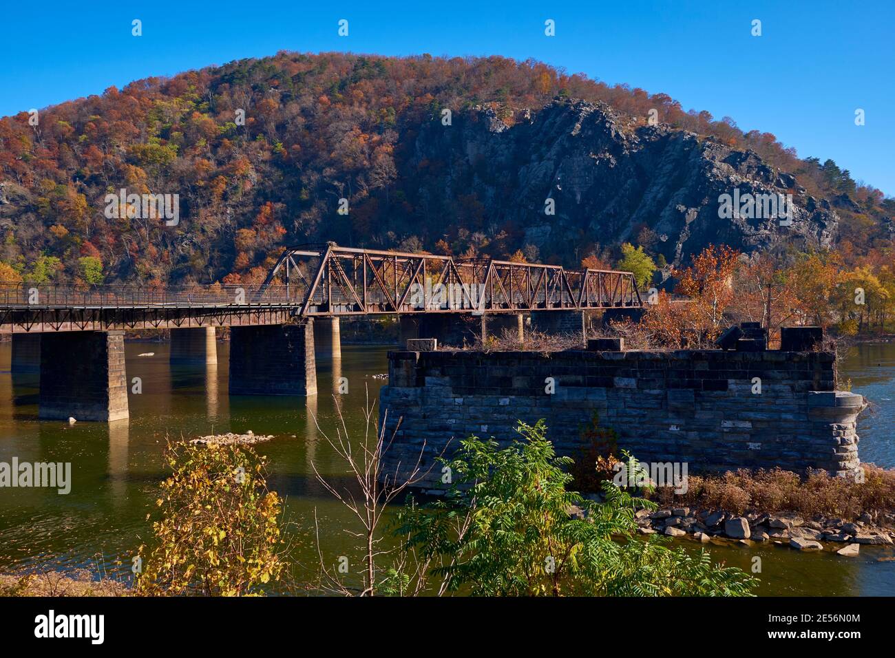 Ein Herbst, Herbstansicht der Winchester und Potomac Eisenbahnbrücke und Steinmasten der Bollman Brücke. Bei Harpers Ferry, West Virginia. Stockfoto