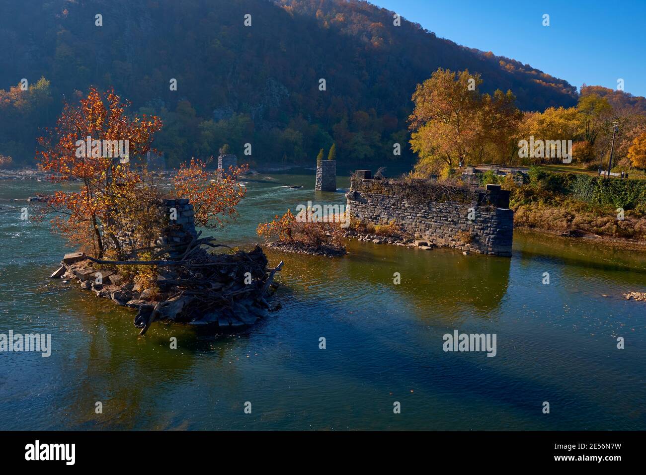 Ein Herbst, Herbstansicht von einigen der alten Stein Bollman Brücke Pylon Fundamente. Bei Harpers Ferry, West Virginia. Stockfoto