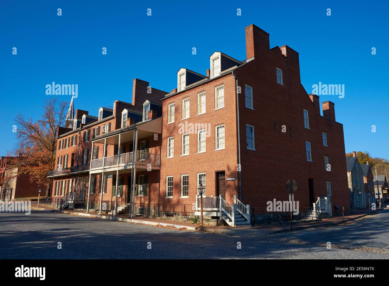 Alte rote Backsteingebäude an der Ecke der Potomac und Shanendoah Straßen. Bei Harpers Ferry, West Virginia. Stockfoto