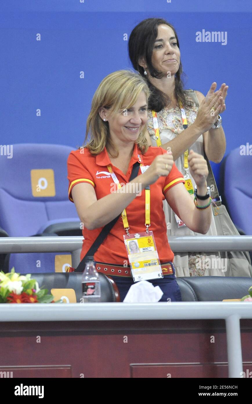 Die spanische Königin Sofia, Prinzessin Cristina von Spanien mit ihrem Mann Inaki Urdangarin unterstützen das spanische Handball-Team beim Handball-Spiel der Olympischen Spiele 2008 in Peking gegen Frankreich am 16. August 2008. Frankreich gewann mit 28-21. Foto von Gouhier/Hahn/Nebinger/ABACAPRESS.COM Stockfoto