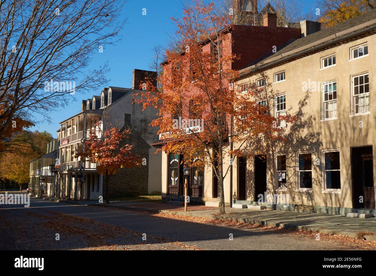 Alte Geschäftsgebäude entlang der Shanendoah Straße. Im Herbst, Herbst in Harpers Ferry, West Virginia. Stockfoto