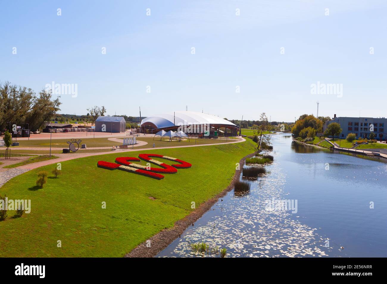 Jelgava, Lettland - 25. August 2019: Driksa Fluss und 100 Jahre Lettland Zeichen von Blumen gebildet Stockfoto