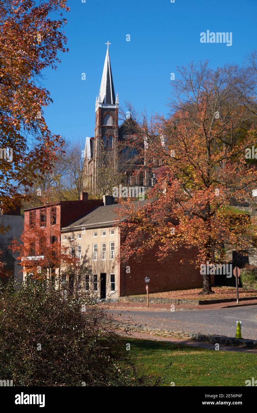 Alte Geschäftsgebäude entlang der Shanendoah Straße mit der St. Peters Kirche auf dem Hügel. Im Herbst, Herbst in Harpers Ferry, West Virginia. Stockfoto