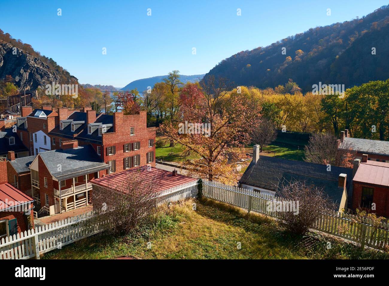 Blick auf die Stadt und die Flüsse vom Vorgarten des Harper Hauses. Im Herbst, Herbst in Harpers Ferry, West Virginia. Stockfoto