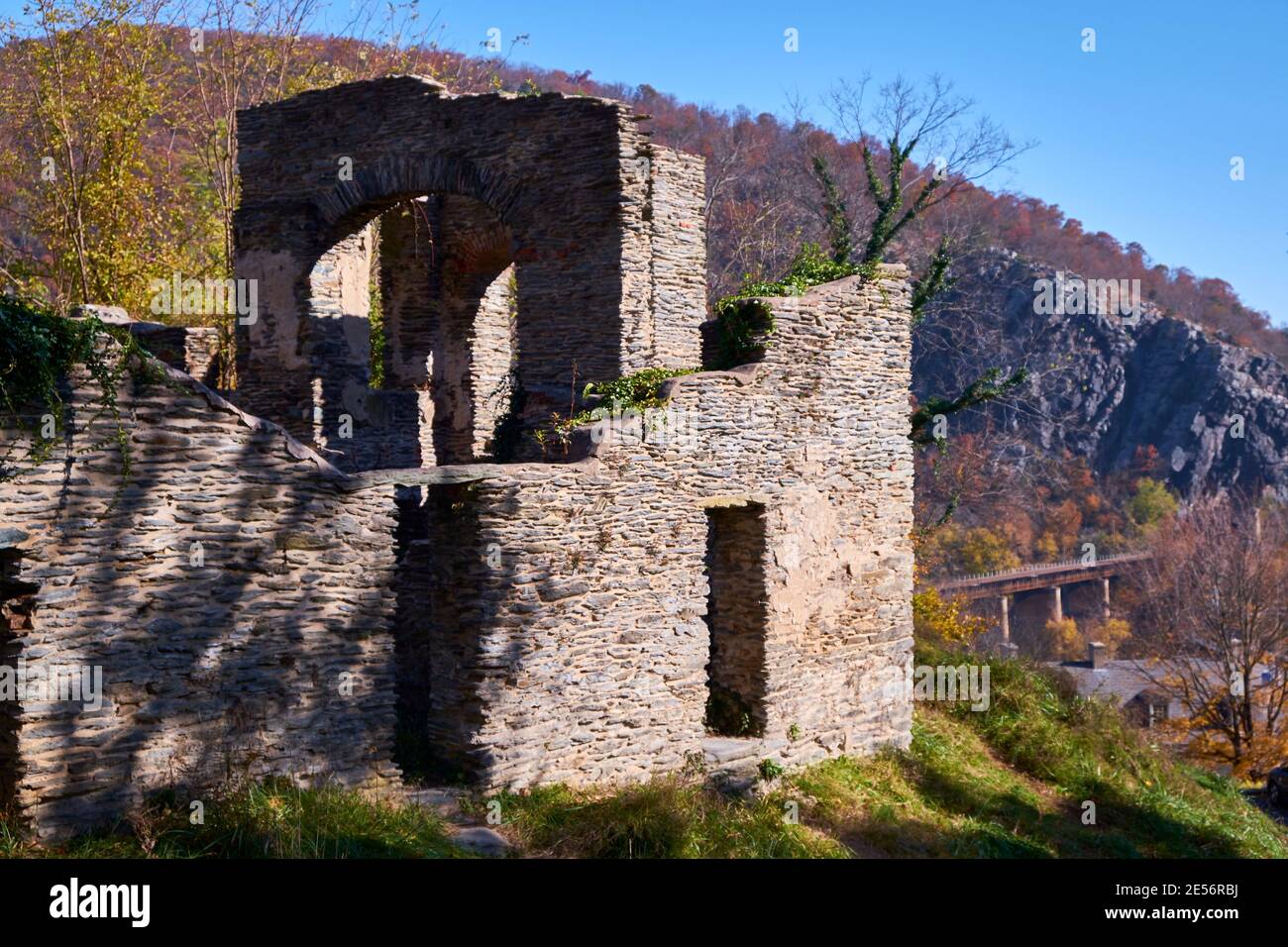 Die steinernen Ruinen der alten St. John's Episcopal Kirche. Im Herbst, Herbst in Harpers Ferry, West Virginia. Stockfoto