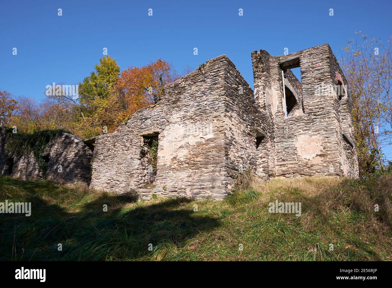 Die steinernen Ruinen der alten St. John's Episcopal Kirche. Im Herbst, Herbst in Harpers Ferry, West Virginia. Stockfoto