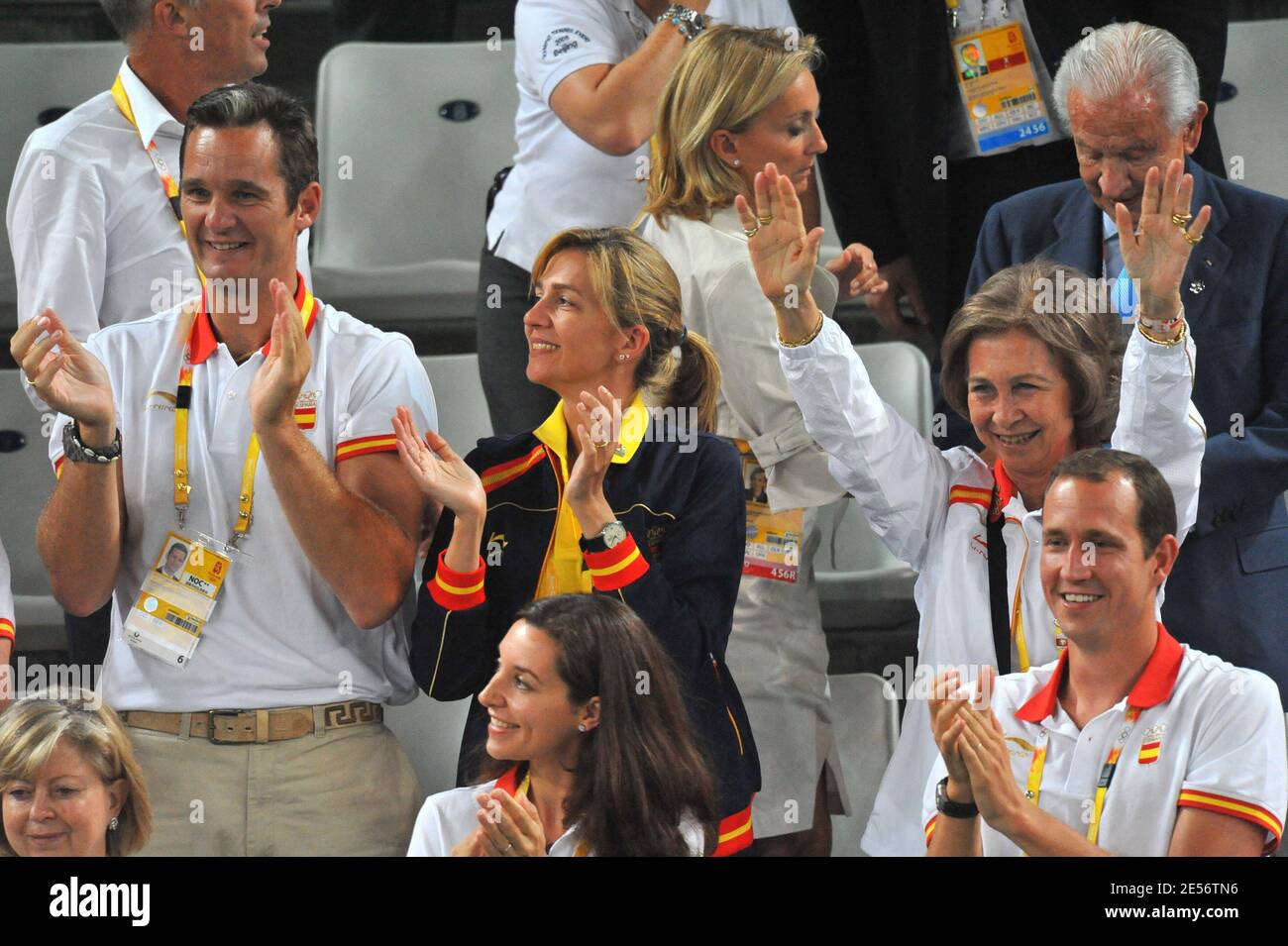 Die spanische Königin Sofia, Prinzessin Cristina von Spanien mit ihrem Mann Inaki Urdangarin, Bruno Gomez Acebo von Borbon und seine Freundin Barbara Cano De La Plaza, Juan Antonio Samaranch und Großherzog Henri von Luxemburg nehmen am Herren-Finale Teil, Der Spanier Rafael Nadal gegen der Chiles Fernando Gonzalez im Olympic Green Tennis Center am 9. Tag der Peking 2008 am 17. August 2008. Foto von Jean-Michel Psaila/Cameleon/ABACAPRESS.COM Stockfoto