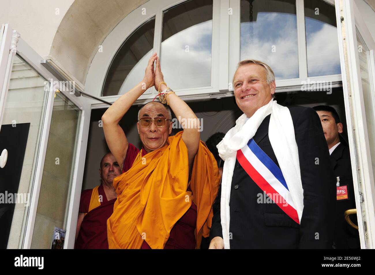 Der Bürgermeister von Nantes, Jean-Marc Ayrault, und der Exil-tibetische spirituelle Führer, der Dalai Lama, verlassen nach einem Treffen und einer Zeremonie im Rathaus von Nantes, Westfrankreich am 18. August 2008. Der 73-jährige tibetische spirituelle Führer flog am 11. August zum 12-tägigen Besuch auf dem Höhepunkt der Olympischen Spiele in Peking nach Paris, nachdem er Pläne für ein Treffen mit Präsident Nicolas Sarkozy aus Angst vor der Verärgung Chinas zurückgestellt hatte. Foto von Regis Routier/Ville de Nantes/ABACAPRESS.COM Stockfoto