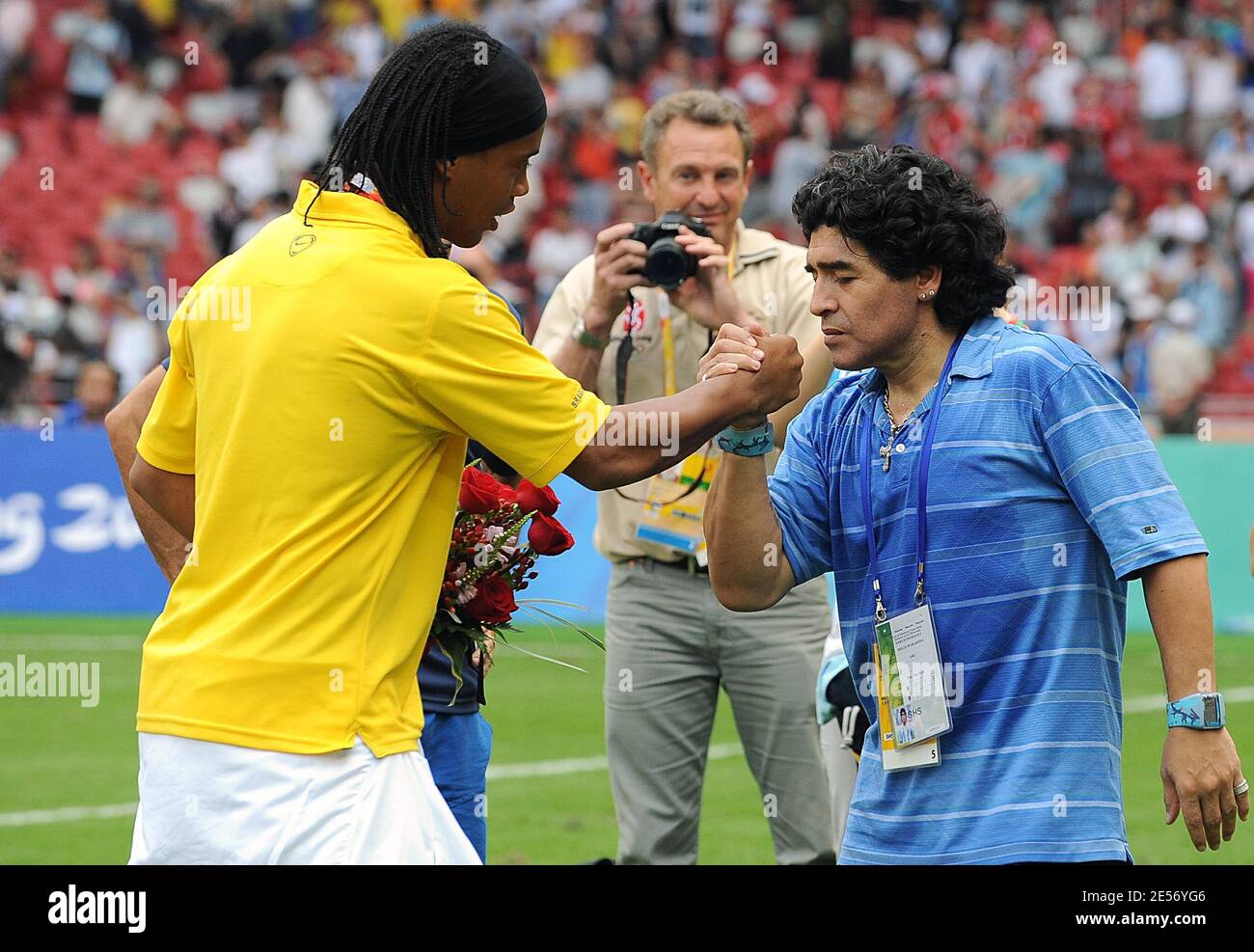 Brasiliens Ronaldinho wird von Argentiniens Diego Maradona nach dem Herren-Goldmedaille-Fußballspiel zwischen Nigeria und Argentinien der Olympischen Spiele 2008 in Peking am 15. Tag im Nationalstadion in Peking, China, am 23. August 2008 gratuliert. Argentinien gewann 1:0. Foto von Jing Min/Cameeon/ABACAPRESS.COM Stockfoto