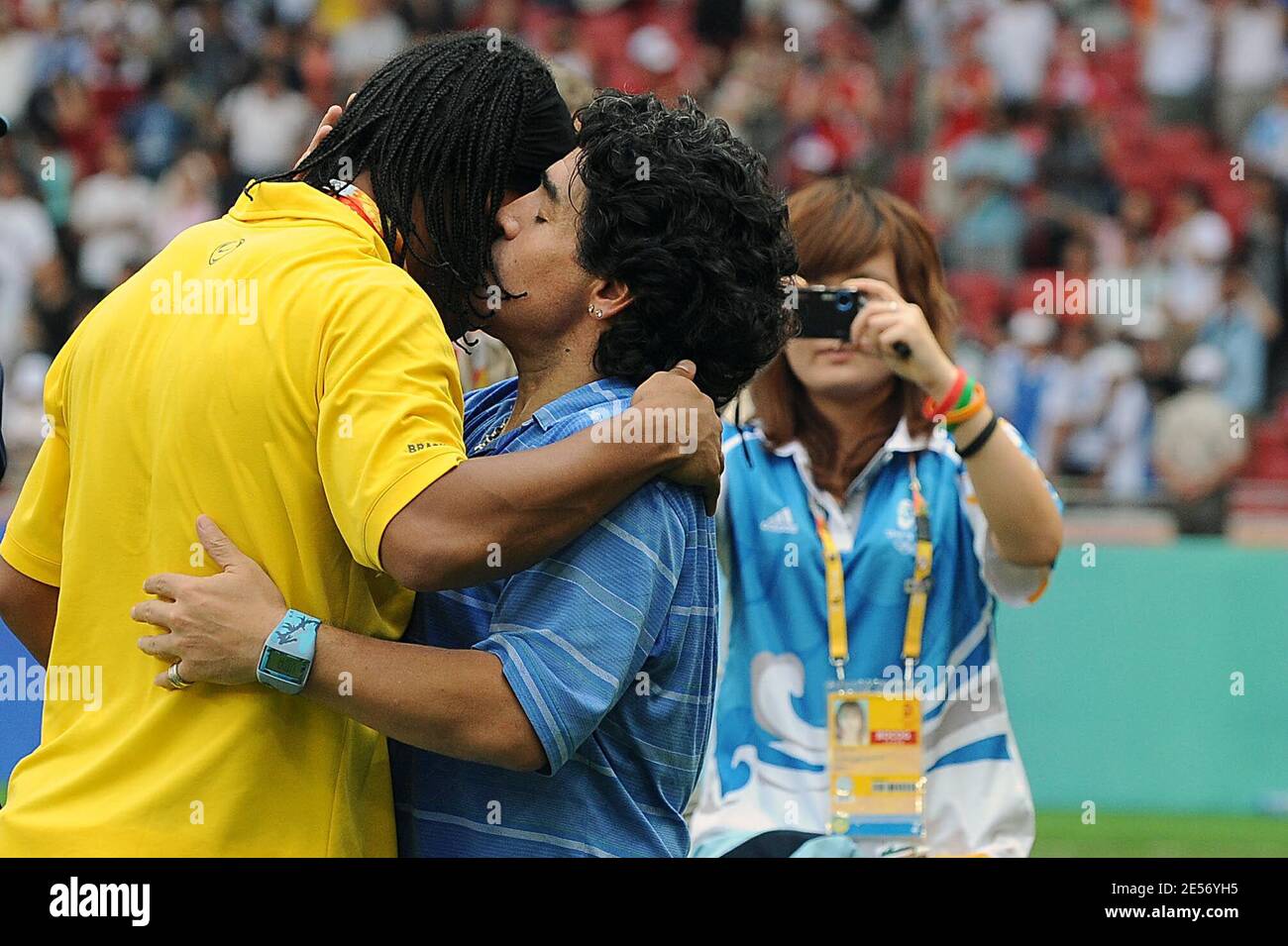Brasiliens Ronaldinho wird von Argentiniens Diego Maradona nach dem Herren-Goldmedaille-Fußballspiel zwischen Nigeria und Argentinien der Olympischen Spiele 2008 in Peking am 15. Tag im Nationalstadion in Peking, China, am 23. August 2008 gratuliert. Argentinien gewann 1:0. Foto von Jing Min/Cameeon/ABACAPRESS.COM Stockfoto
