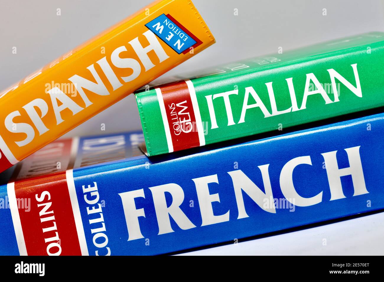 Spanisch, Italienisch und Französisch zu Englisch Wörterbücher. Stockfoto