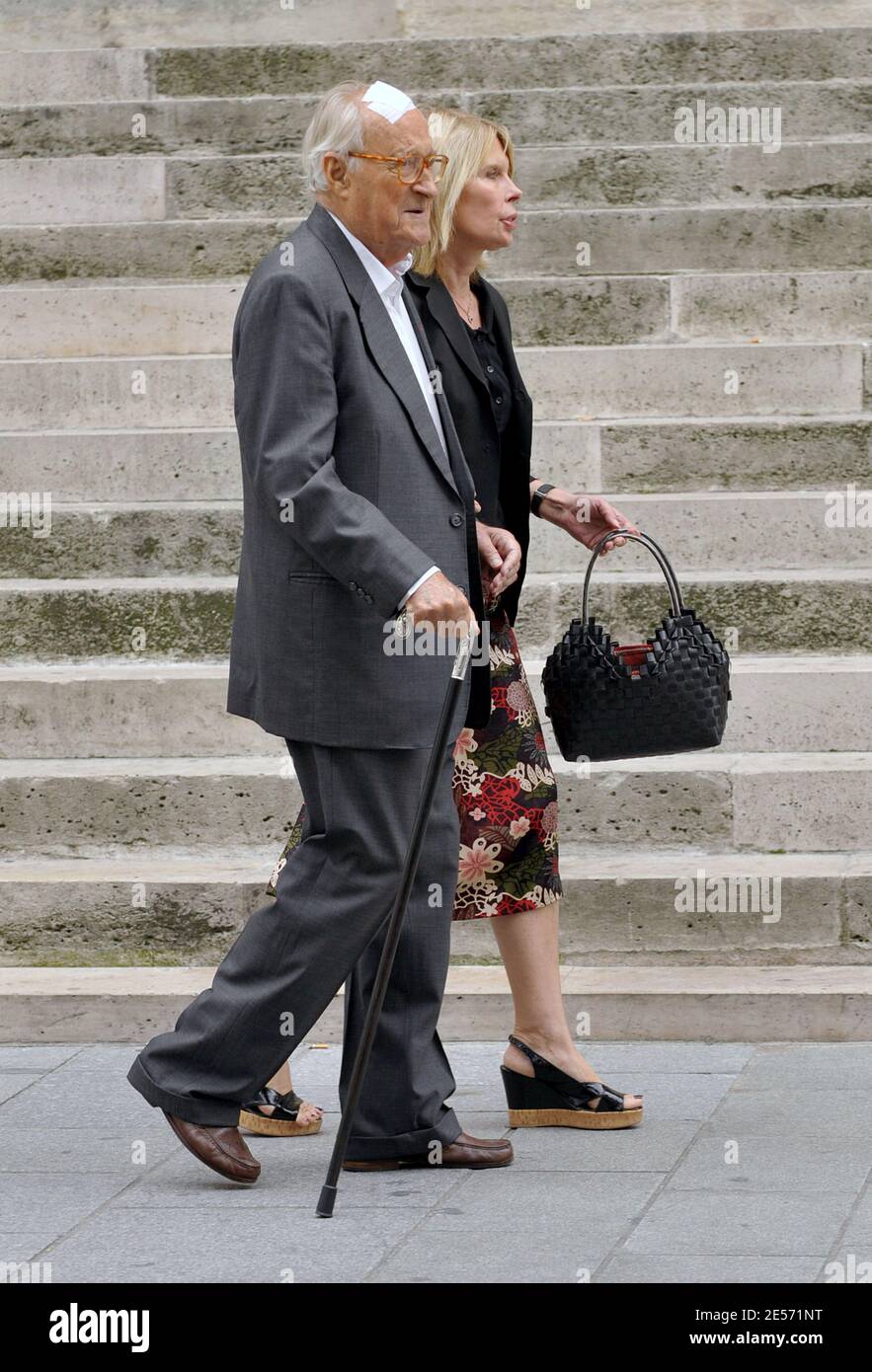 Alain Decaux und Candice Patou besuchen am 26. August 2008 das Begräbnis der französischen Schauspielerin (und Regisseurin des Theatre Antoine) Helena Bossis in der Kirche Saint Roch in Paris. Foto von Giancarlo Gorassini/ABACAPRESS.COM Stockfoto