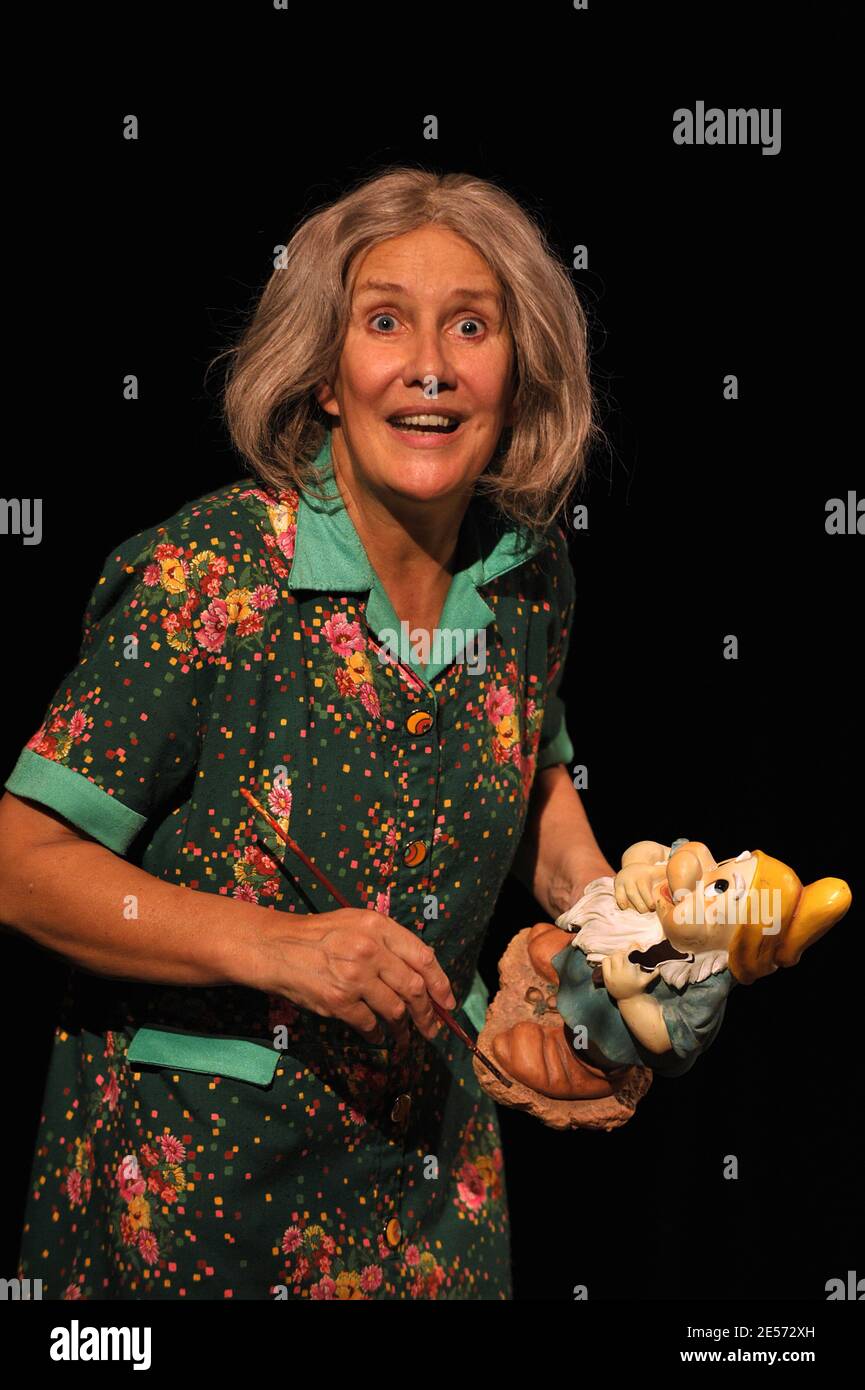 Lola Semonin tritt während des Vorhangs von ' La Madeleine De Proust ' im Theater Rive-Gauche in Paris, Frankreich am 27. August 2008 auf. Foto von Giancarlo Gorassini/ABACAPRESS.COM Stockfoto