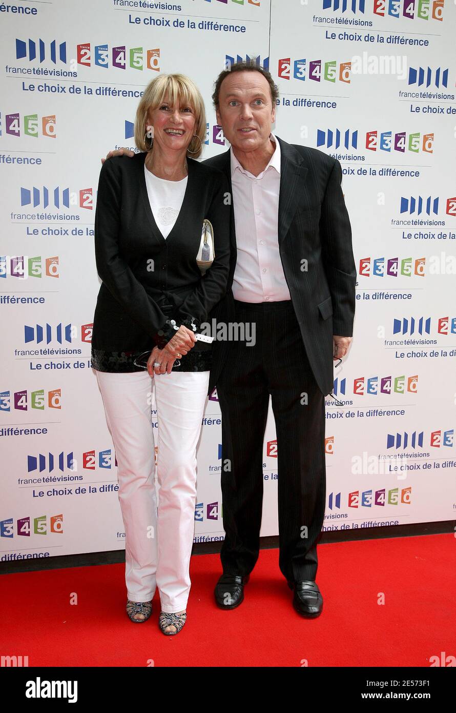 Die Fernsehmoderatoren Eve Ruggieri und Julien Lepers nehmen an der Pressekonferenz von "France Televisions" in Paris, Frankreich, am 28. August 2008 Teil. Foto von Guignebourg-Gorassini/ABACAPRESS.COM Stockfoto