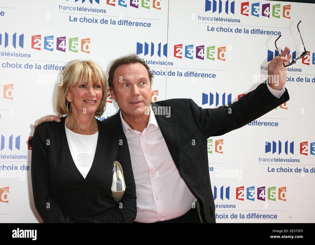 Die Fernsehmoderatoren Eve Ruggieri und Julien Lepers nehmen an der Pressekonferenz von "France Televisions" in Paris, Frankreich, am 28. August 2008 Teil. Foto von Guignebourg-Gorassini/ABACAPRESS.COM Stockfoto