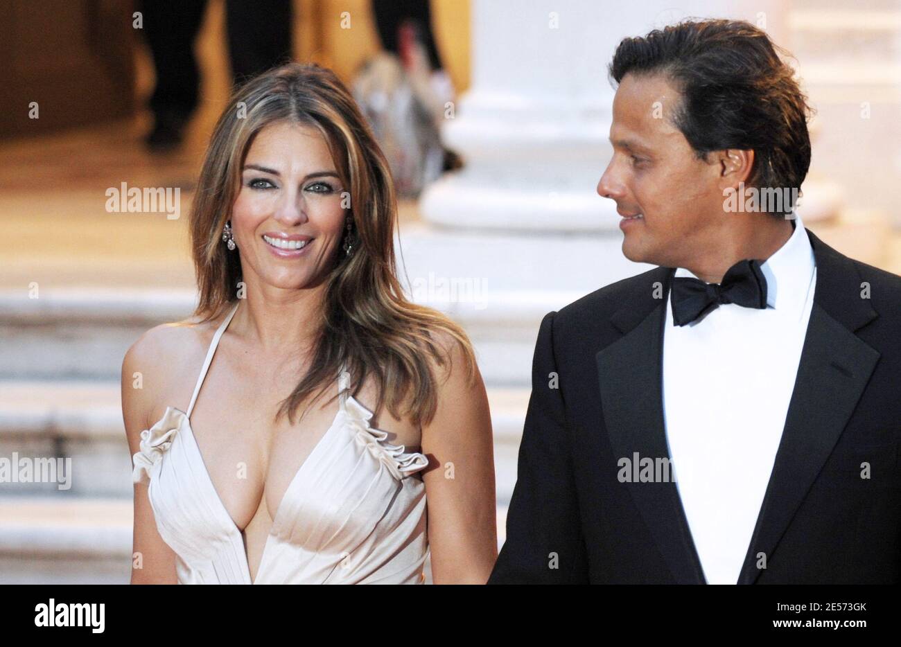 Elizabeth Hurley und ihr Mann Arun Nayar kommen am 28. August 2008 im Teatro La Fenice beim 65. Mostra Venice Film Festival in Venedig an. Foto von ABACAPRESS.COM Stockfoto